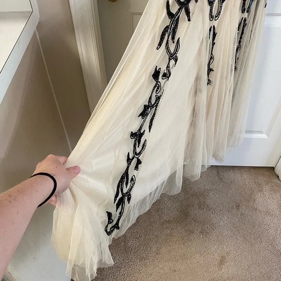 Women’s Beaded Formal Gown - Picture 4 of 10